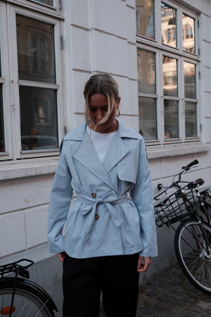 Sia Kurzer Trenchcoat – Himmelblau