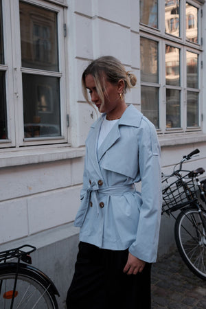 Sia Kurzer Trenchcoat – Himmelblau