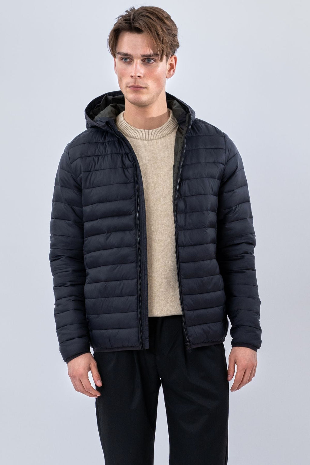 Leichte Pufferjacke mit Kapuze - Schwarz