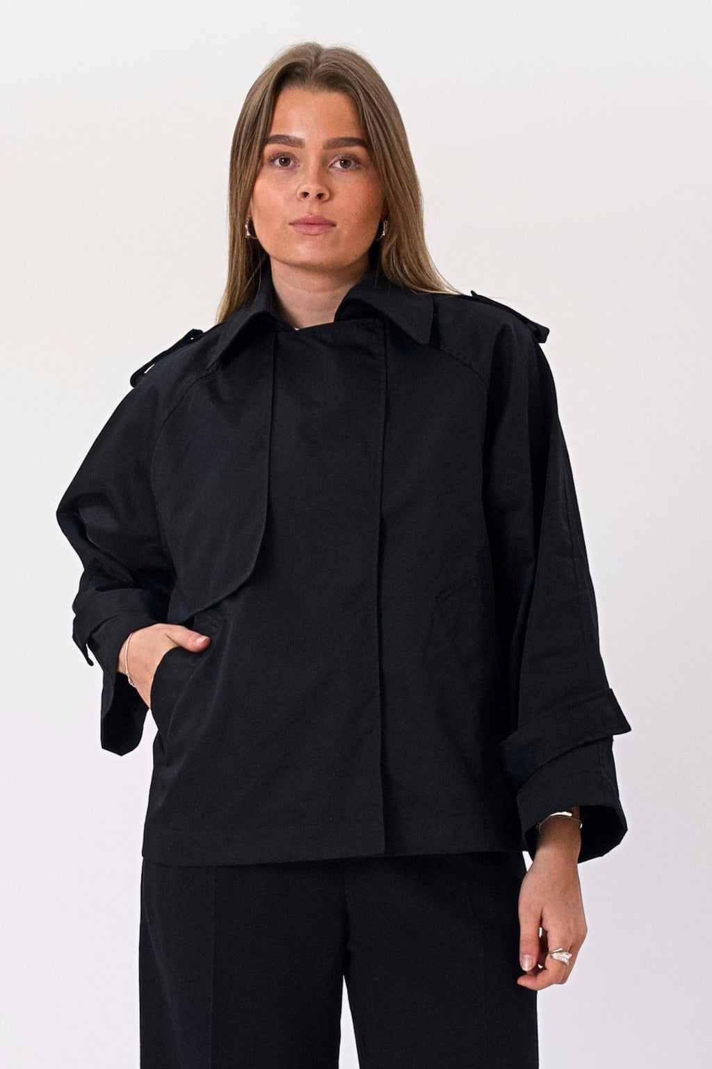 Elara Kurzer Trenchcoat - Schwarz
