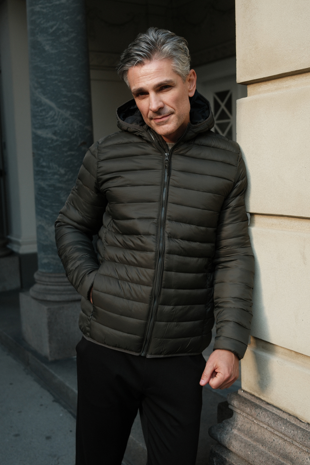 Leichte Pufferjacke mit Kapuze - Olive