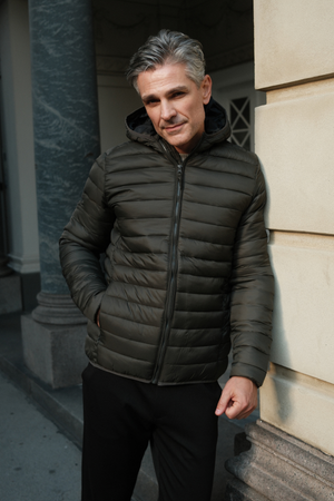 Leichte Pufferjacke mit Kapuze - Olive