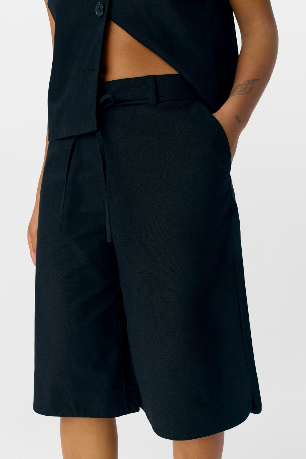 Aura Bermuda Shorts - Schwarz