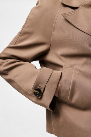 Scarlett Kurzer Trenchcoat – Braune Linsen