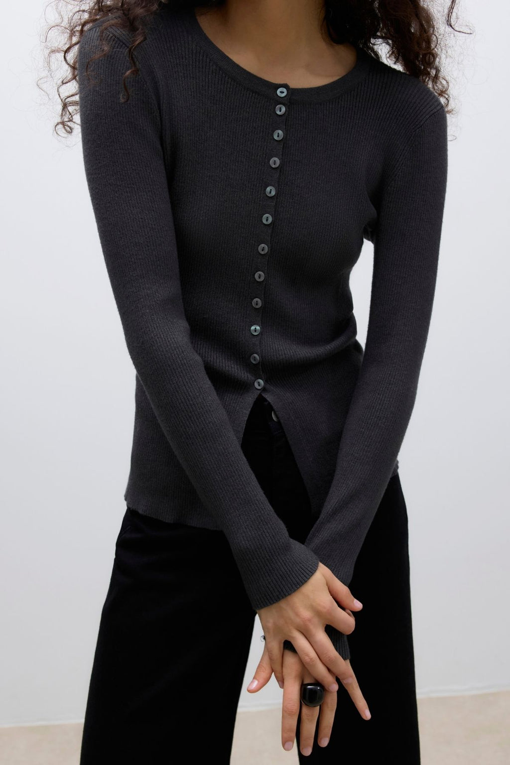 Ukino O -Neck Strick -Strickjacke - dunkelgraue Melange