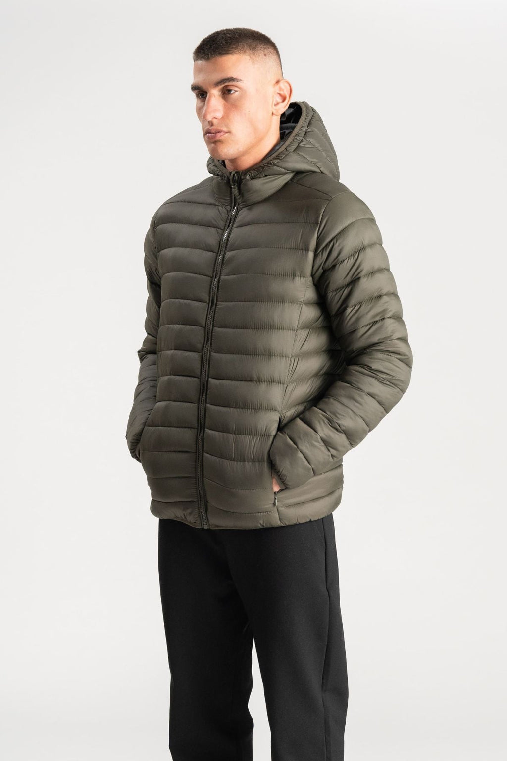 Leichte Pufferjacke mit Kapuze - Olive