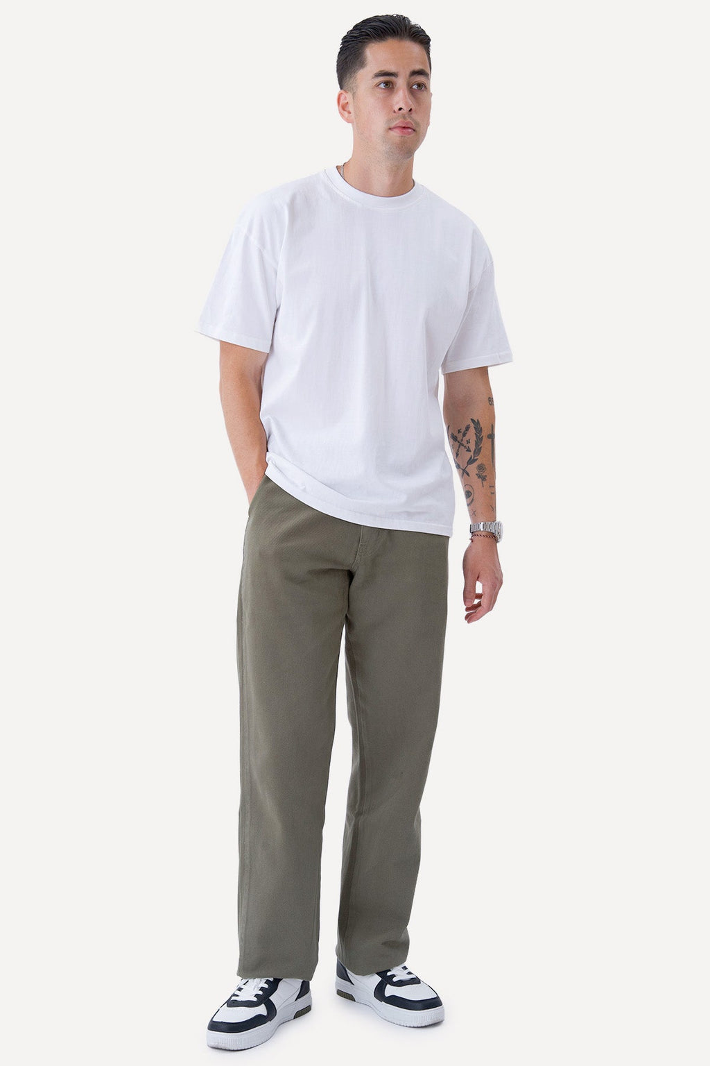 Gerade geschnittene Baumwoll-Chino – Oliv