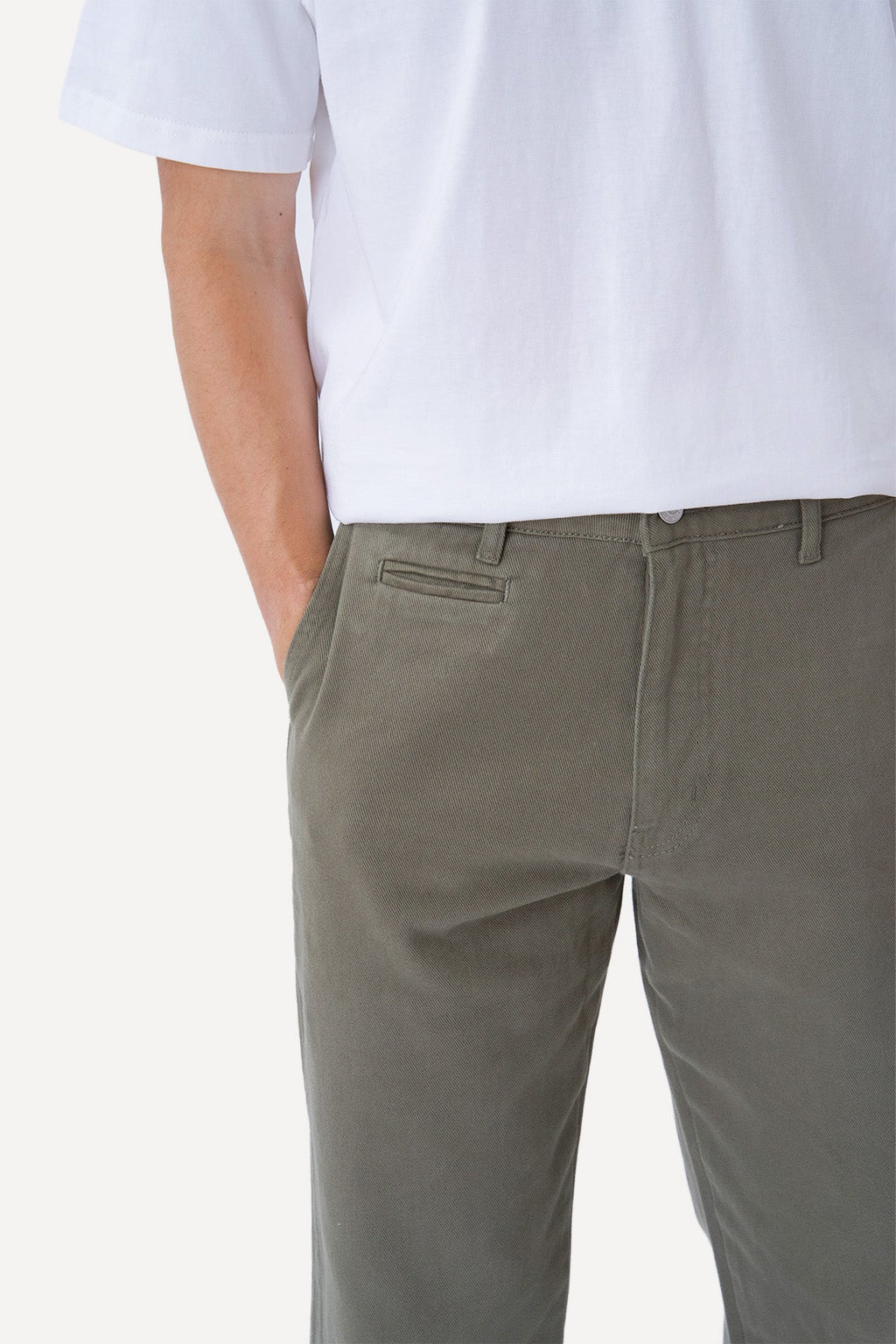 Gerade geschnittene Baumwoll-Chino – Oliv