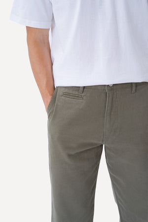 Gerade geschnittene Baumwoll-Chino – Oliv