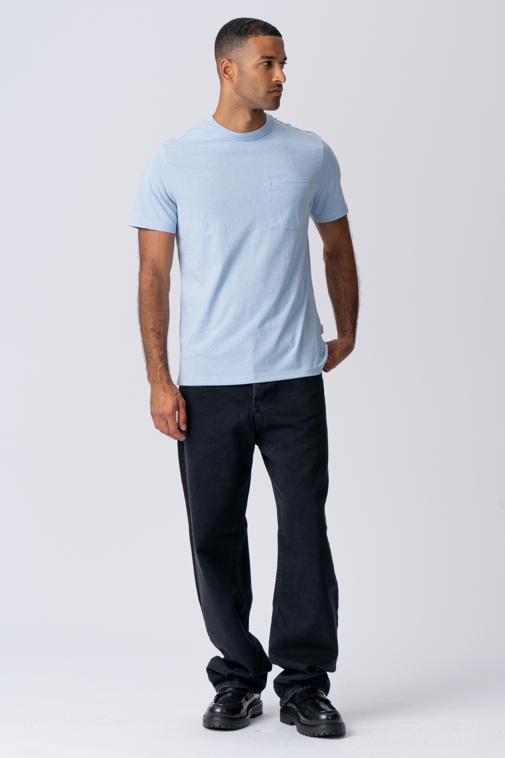 T -Shirt mit Tasche - hellblau