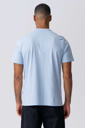 T -Shirt mit Tasche - hellblau