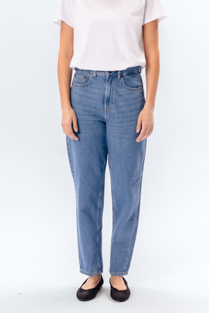 The Original Performance Mom Jeans - Hellblauer Denim