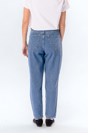 The Original Performance Mom Jeans - Hellblauer Denim